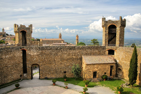 蒙塔尔奇诺堡垒在 Val 奥斯塔山谷，托斯卡纳，意大利的庭院。堡垒建于 1361 镇的高点之上