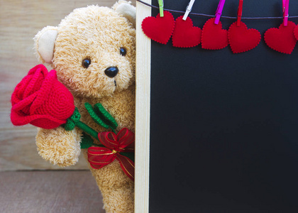 情人节概念与可爱的泰迪熊玩具抓着一个红色的