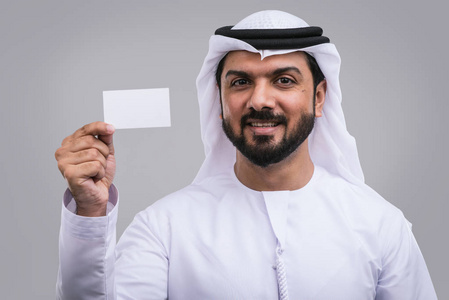 迪拜王子阿拉伯英俊男子工作室肖像照片