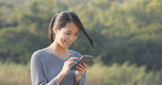 使用智能手机在手里的女人