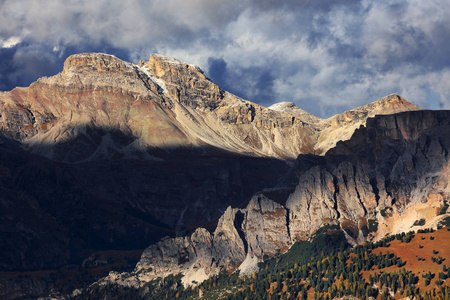 深秋的风景在白云岩, 意大利, 欧洲