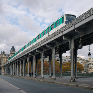 法国巴黎地铁通过 Hakeim 桥