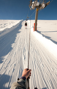 在山中滑雪缆车