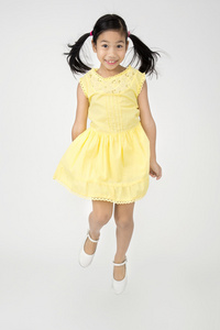 小的亚洲女孩的画像是跳与微笑的脸