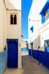 蓝色和白色在旧城 Ra kasbah 的小街道