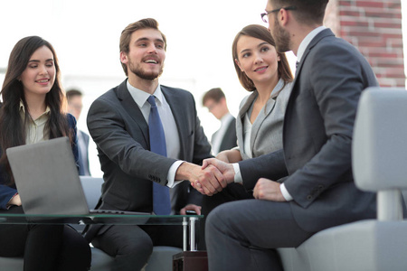 两位同事见面后握手照片