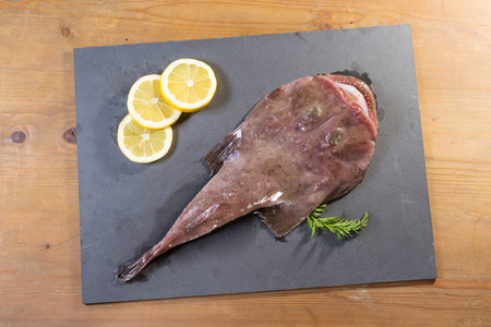 琵琶鱼呈现在石板上照片