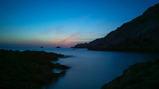 在日落时, 在拉兹风景秀丽的景色。从法国布列塔尼西部延伸到大西洋的一个岩石危险点。长时间曝光