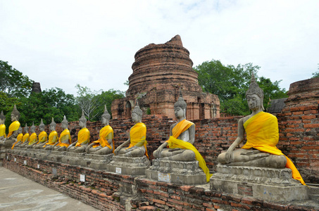 泰国大城府 Mongkol 的佛像和宝塔