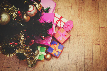 圣诞树和装饰客厅里的礼物图片