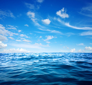 大海表面蓝色的大海水表面照片