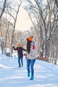 在公园冬天玩雪球