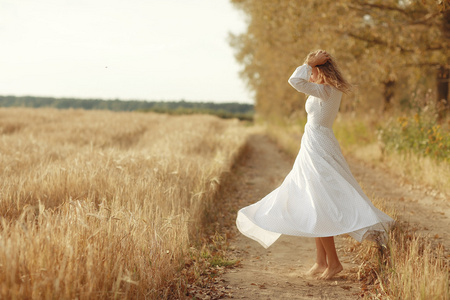 跳舞在野外穿白色连衣裙的女孩