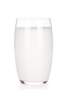 在白色背景上的牛奶与玻璃