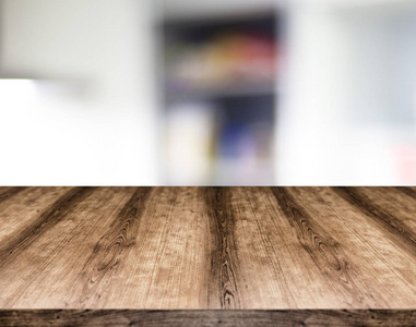 木制空桌板前的模糊背景。可以被