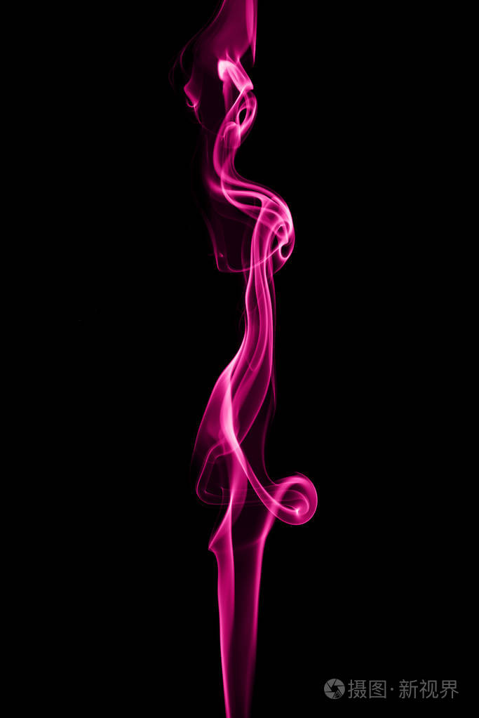 一个黑色的背景上孤立的多彩烟