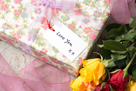 爱你的标签，包裹的礼物和玫瑰