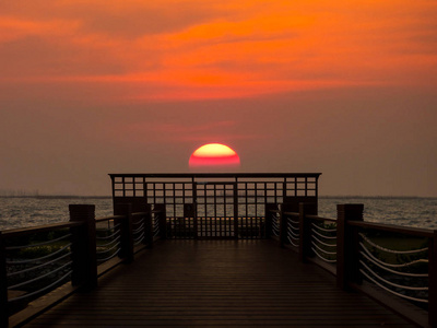 木结构桥梁海和傍晚的夕阳