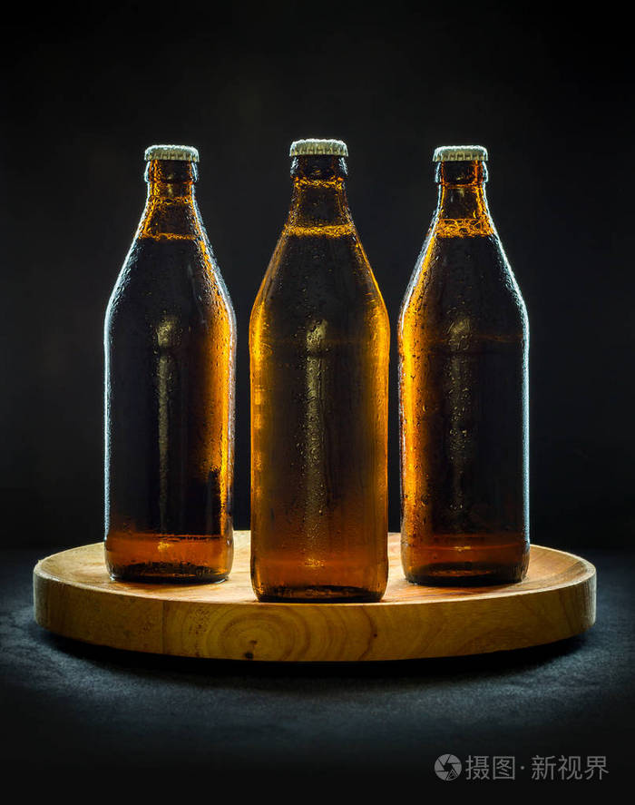 三酷啤酒瓶在木托盘上