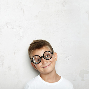 一个可爱的小男孩，在眼镜的肖像