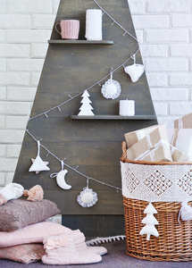 静物室内圣诞装饰元素与一个木雕的树