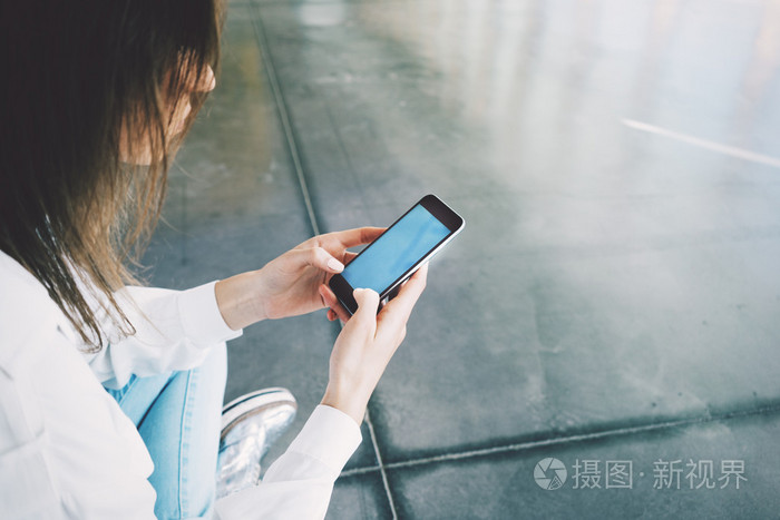 现代的女孩,抱着她的智能手机