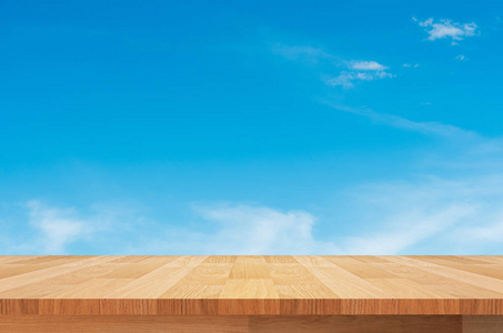 蓝蓝的天空背景上的木架子图片