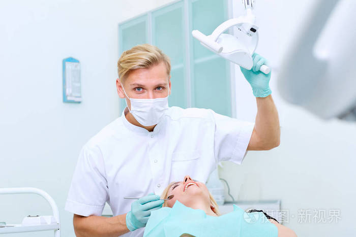 在他的办公室的口腔科门诊病人与工作场所的牙科医生