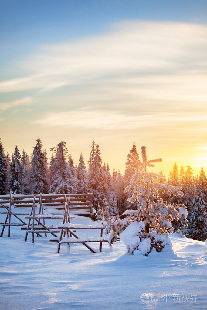 日落时芬兰拉普兰美丽的风景.