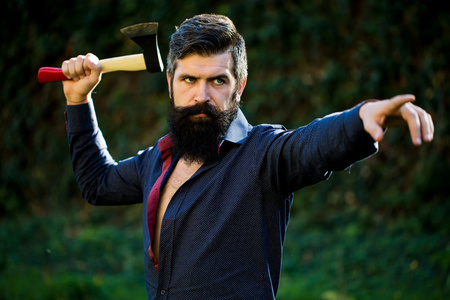 词海盗和斧子采用传统的北欧人衣服工人用斧头砍在白色的背景岩石砍