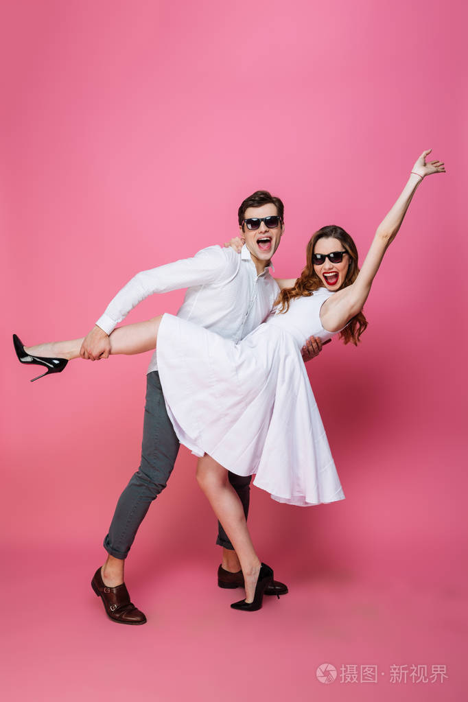 sunglas 美丽的舞蹈情侣的全长惊人的照片