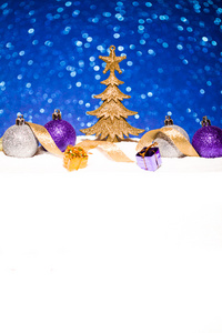 圣诞节装饰品在雪地上闪烁背景