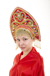 kokoshnik 头饰 和红色礼服的微笑的女孩的画像在白色背景下