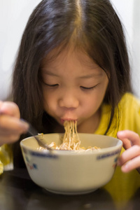 孩子吃面条