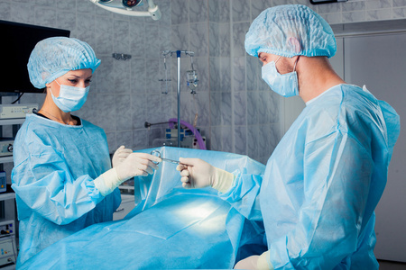 外科医生的病人在手术操作 room.breast 隆胸的监测工作团队