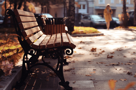 坐在秋天的公园长椅
