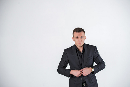 深色夹克一个男人穿一身深色西服,直视摄像机,严厉的看,商业,扣他的