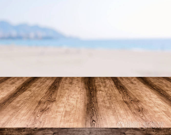 木制空桌板前的模糊背景。可以被