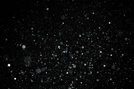 黑色背景下雪视频素材图片