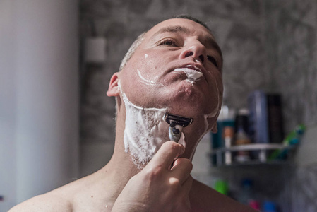 越南刮脸刮胡子图片