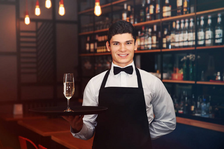 拿着香槟男服务员拿着托盘与香槟照片