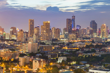 美丽城市市中心的灯光夜景