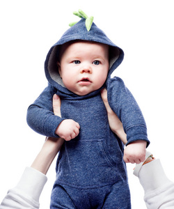 穿着蓝色上衣的婴儿举起了。蓝眼睛英俊的男孩
