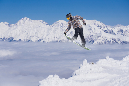 在山上飞滑雪板