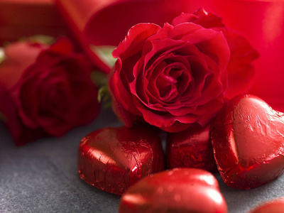 从巧克力心和红玫瑰中靠近。情人节