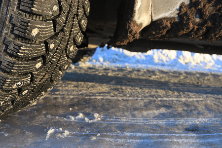 冬季轮胎在结冰的道路上