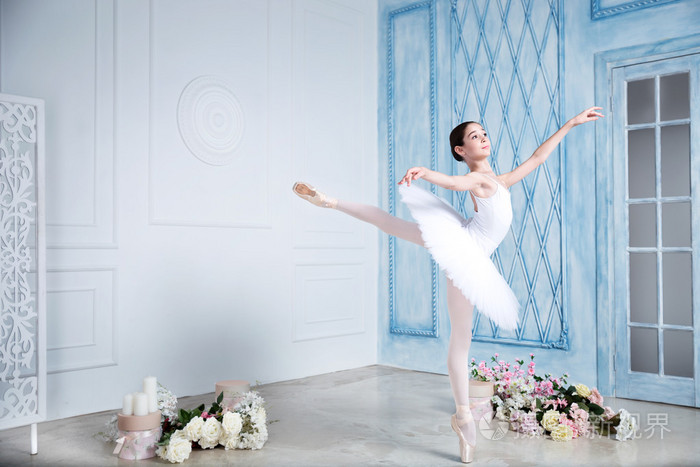 在工作室里年轻的芭蕾舞演员