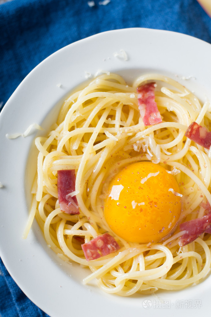 在白盘子里的意大利面条carbonara