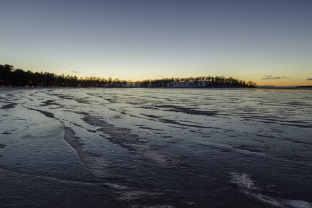 夕阳下的冰排湖