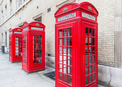 三个红色伦敦电话亭都在行